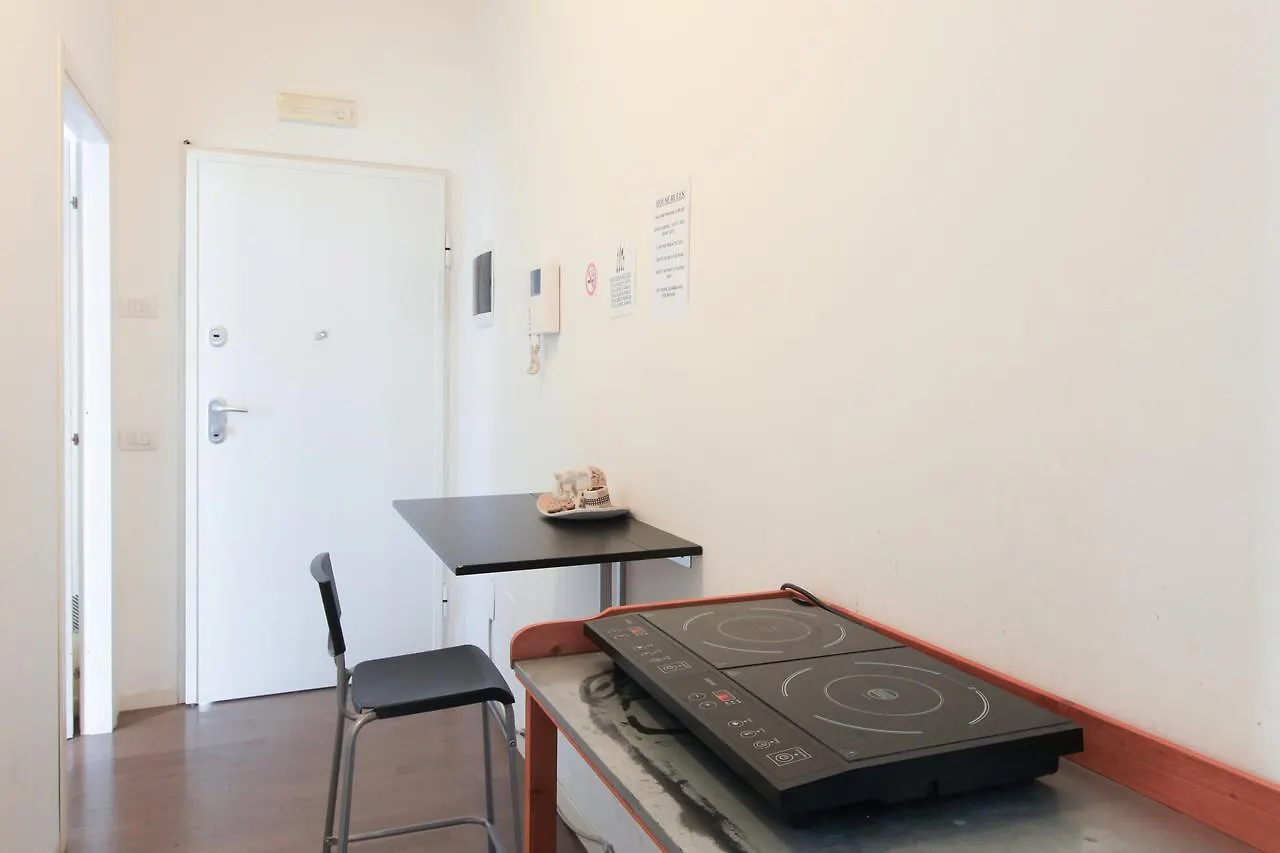 Red Line Rooms Division Milano 3*,  Italia